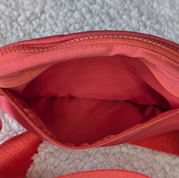 Lululemon Everywhere Belt Bag 1L in Pale Raspberry - Picture 4 of 7